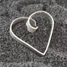 Romantisches geschwungenes Herz als Anhänger: Silbernes Herz umschlingt elegant ein Band