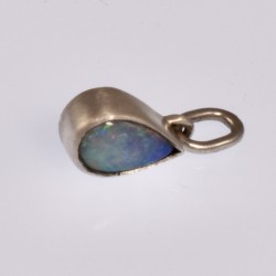Kleiner Tropfen Opal Anhänger: Blau-Grüner Schimmer in Silber