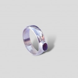Ring mit kleinem Granat in Silber - Ausdruck von Stärke und Leidenschaft